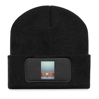 Frau im Trenchcoat - Recycelte Patch Beanie - Schwarz - Vorne