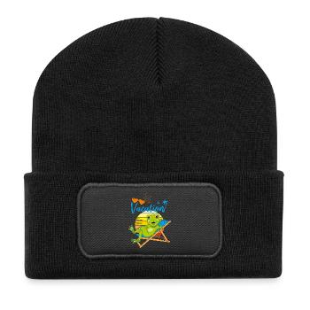 Glücklicher kleiner Frosch entspannt sich auf dem Liegestuhl - Recycelte Patch Beanie - Schwarz - Vorne
