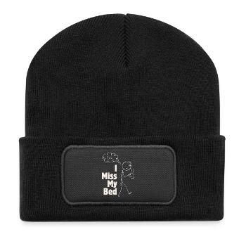 Ich vermisse das Bett – lustige Grafiken mit Kaffee - Recycelte Patch Beanie - Schwarz - Vorne