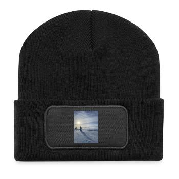 Winterlandschaft in der Sonne - Recycelte Patch Beanie - Schwarz - Vorne