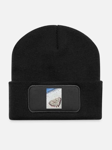 Herz aus Muscheln am Strand - Recycelte Patch Beanie - Schwarz
