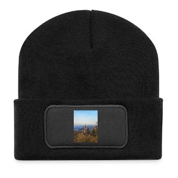 Schloss Drachenburg am Hang im Abendlicht  - Recycelte Patch Beanie - Schwarz - Vorne