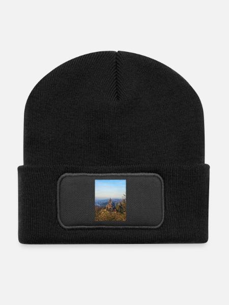 Schloss Drachenburg am Hang im Abendlicht  - Recycelte Patch Beanie - Schwarz
