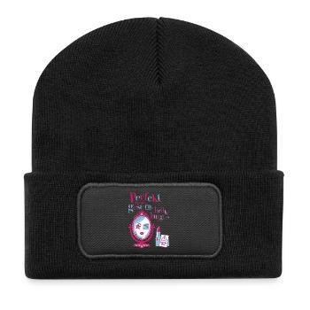 Perfekt war gestern, heute buggt es - Recycelte Patch Beanie - Schwarz - Vorne