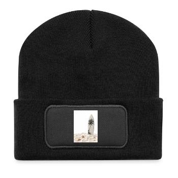 Surfbrett im Sand - Recycelte Patch Beanie - Schwarz - Vorne