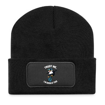 Cooler Pinguin auf Einrad mit Spruch - Recycelte Patch Beanie - Schwarz - Vorne