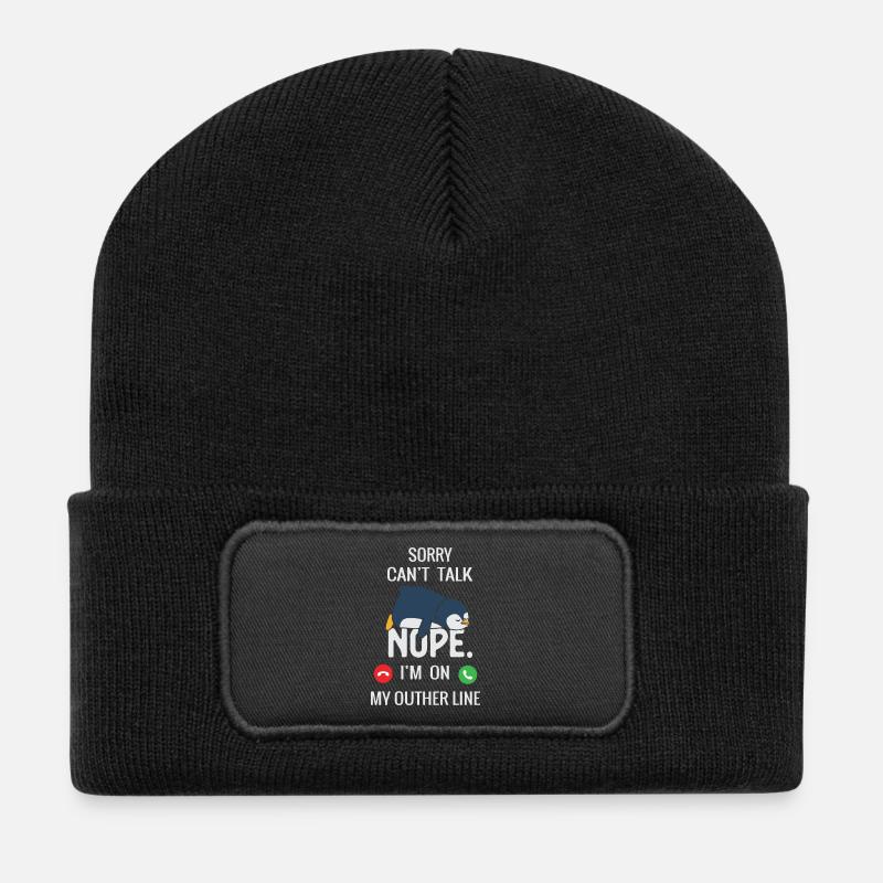 Niedlicher Pinguin Sleepy Callout Design - Recycelte Patch Beanie - Schwarz