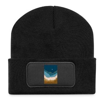 Abstraktes Strand-Design - Surfboard im Ozean - Recycelte Patch Beanie - Schwarz - Vorne