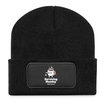 Montagsüberleben Kaffeebecher Held - Recycelte Patch Beanie - Schwarz - Vorne