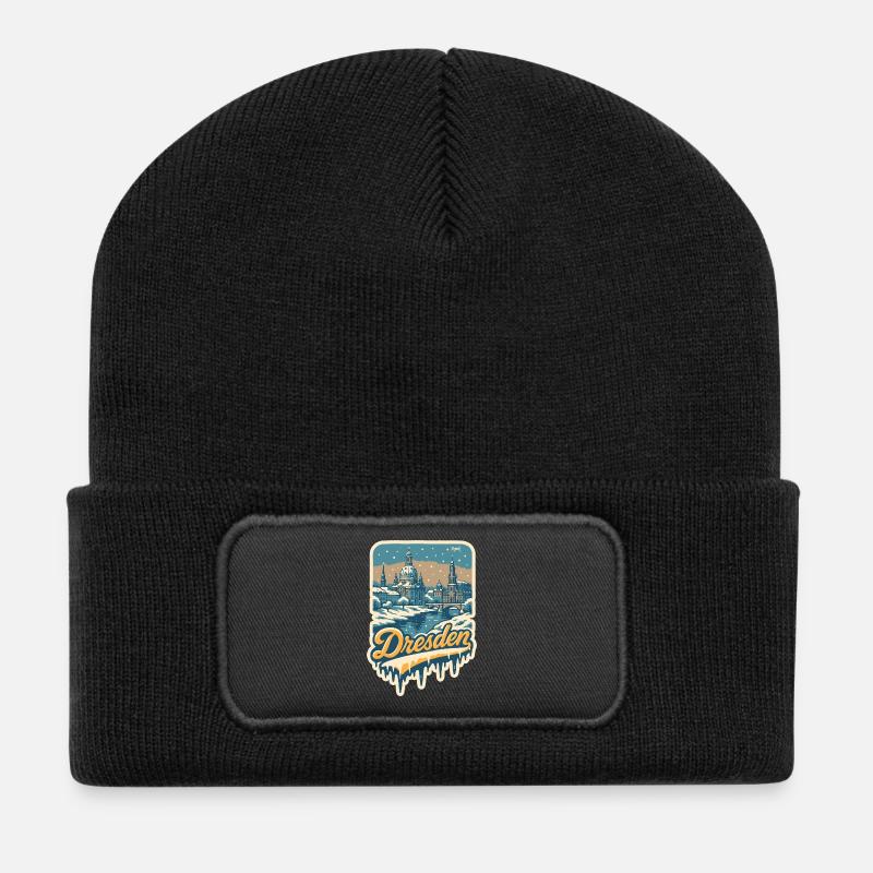Winterliches Dresden – Altstadt im Schnee - Recycelte Patch Beanie - Schwarz