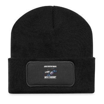 Ne sous-estimez jamais un homme avec un aimant - Beanie recyclé à patch - noir - Devant