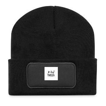 in seinen Händen - Recycelte Patch Beanie - Schwarz - Vorne