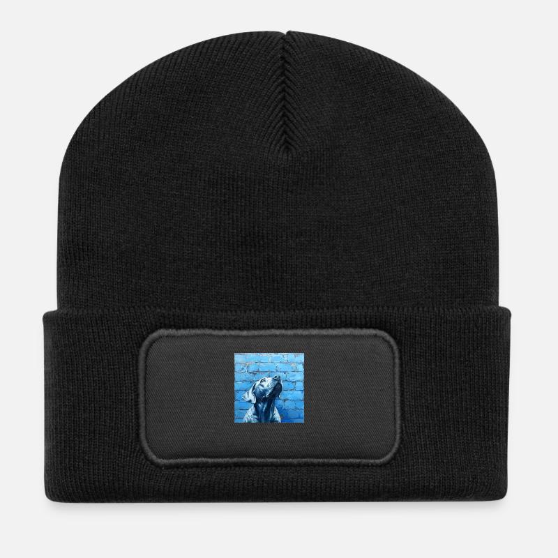 Hund vor blauer Wand treu hinauf blickend - Recycelte Patch Beanie - Schwarz