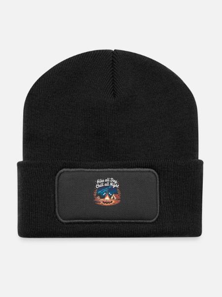 Hike All Day, Chill All Night – Camping-Abenteuer - Recycelte Patch Beanie - Schwarz