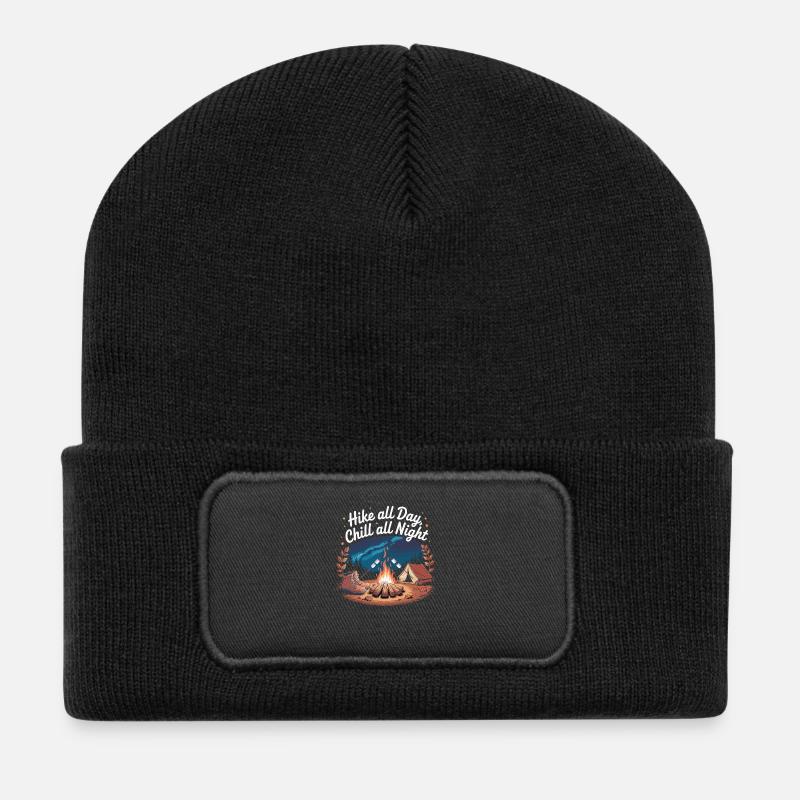 Hike All Day, Chill All Night – Camping-Abenteuer - Recycelte Patch Beanie - Schwarz