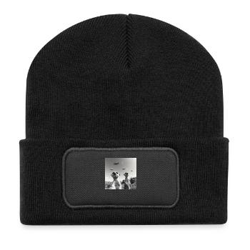 Erdmännchen posiert für ein Selfie mit UFOs lustig - Recycelte Patch Beanie - Schwarz - Vorne