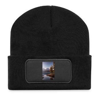 Landschaft mit See und Berge - Recycelte Patch Beanie - Schwarz - Vorne