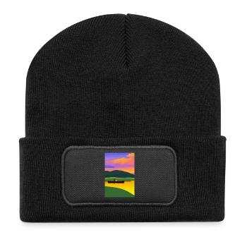 Landschaft mit See, Boot und Berge - Recycelte Patch Beanie - Schwarz - Vorne