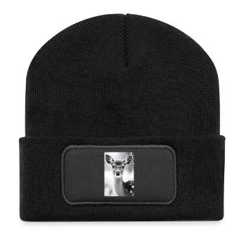 Ruhige Hirsche im verschneiten Wald - Recycelte Patch Beanie - Schwarz - Vorne