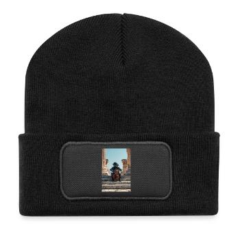 Kosmischer Astronaut spielt Cello inmitten von Ruinen - Recycelte Patch Beanie - Schwarz - Vorne
