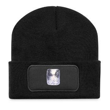 Winterwaldpfad im Schneezauber - Recycelte Patch Beanie - Schwarz - Vorne