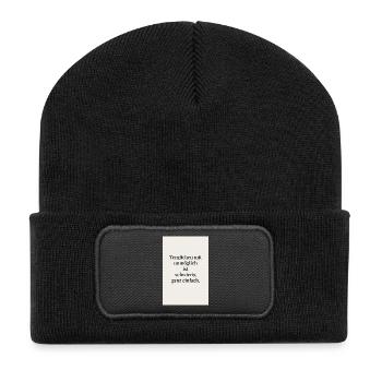 Verglichen mit unmöglich ist schwierig einfach - Recycelte Patch Beanie - Schwarz - Vorne