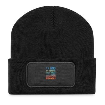 12 Ans – Un Voyage à Travers le Temps - Recycelte Patch Beanie - Schwarz - Vorne