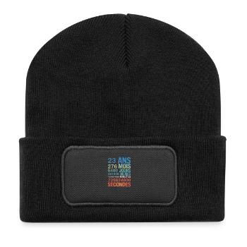 23 ans de vie – chaque seconde compte - Recycelte Patch Beanie - Schwarz - Vorne