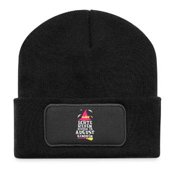 ECHTE HEXEN WERDEN IM AUGUST GEBOREN - Recycelte Patch Beanie - Schwarz - Vorne