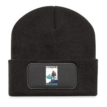 Mountaineer with backpack in the mountains Gaming - Recycled Patch Beanie - dark grey - Front
