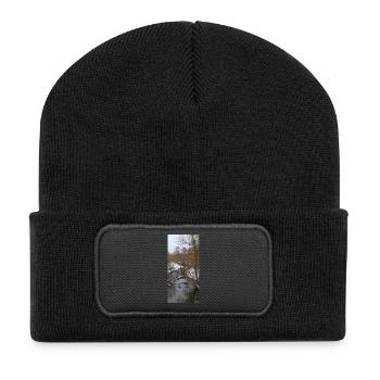Winterfluss im Nebel - Recycelte Patch Beanie - Schwarz - Vorne