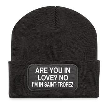 In Love Nein, ich bin in Saint-Tropez | Reisehumor - Recycelte Patch Beanie - Dunkelgrau - Vorne