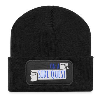 On A Side Quest Gaming Adventure Spruch Logo Text - Recycelte Patch Beanie - Schwarz - Vorne