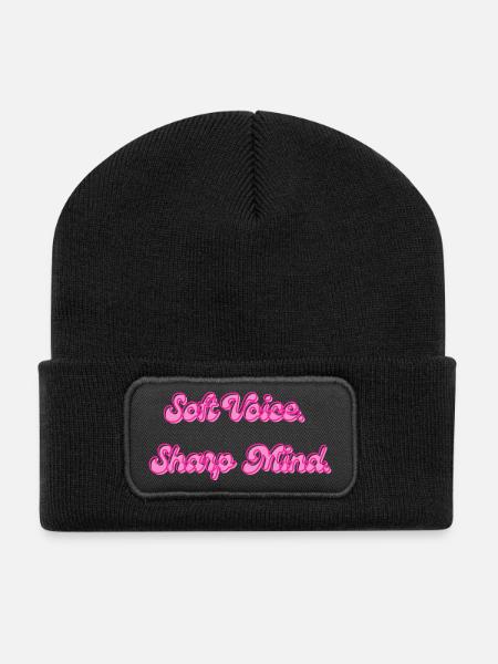 Soft Voice Sharp Mind | Motivationsspruch - Recycelte Patch Beanie - Schwarz