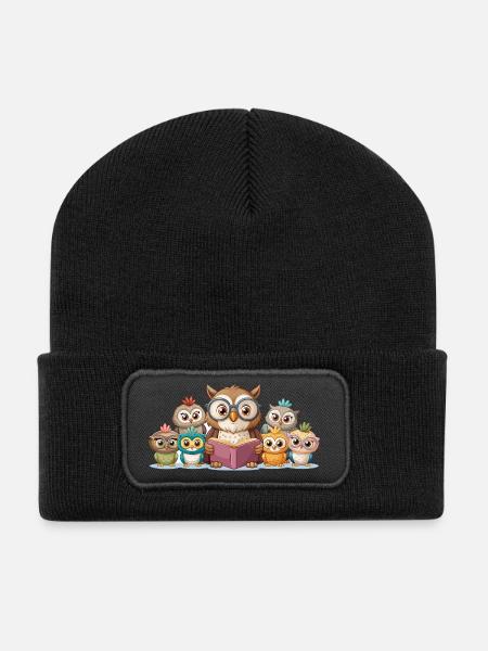 Niedliche Eulenfamilie liest gemeinsam Geschichte Kunst - Recycelte Patch Beanie - Schwarz