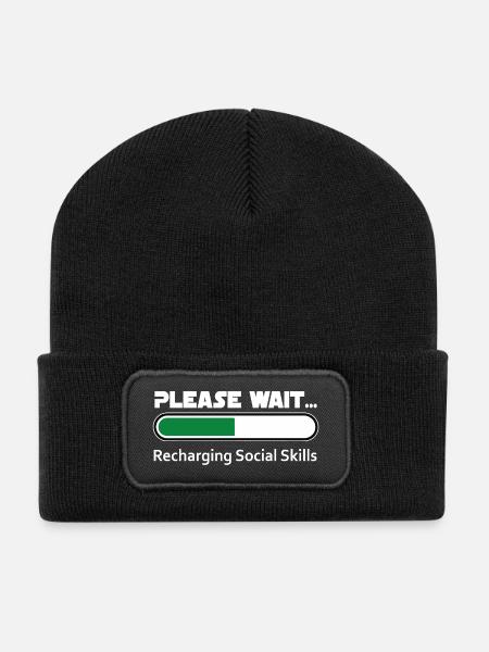Introvertierter Aufbau sozialer Fähigkeiten – Dunkler BG - Recycelte Patch Beanie - Schwarz
