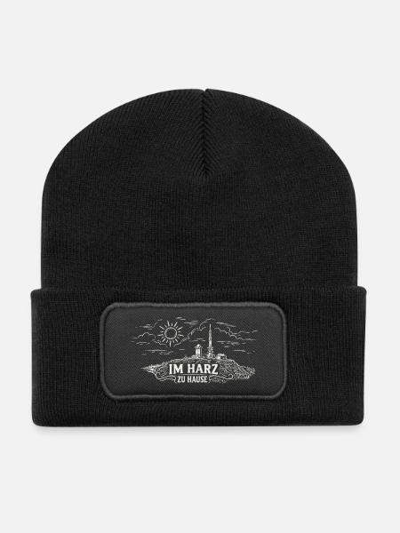 Im Harz zu Hause Berglandschaft Logo - Recycelte Patch Beanie - Schwarz