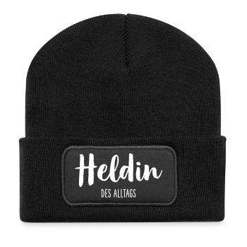 Heldin des Alltags – Starkes Statement Textdesign - Recycelte Patch Beanie - Schwarz - Vorne