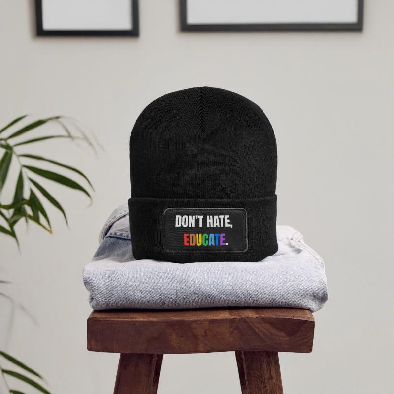 Don’t Hate, Educate | Bunte Botschaft Recycelte Patch Beanie
