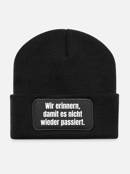Wir erinnern, damit es nicht passiert - Recycelte Patch Beanie - Schwarz