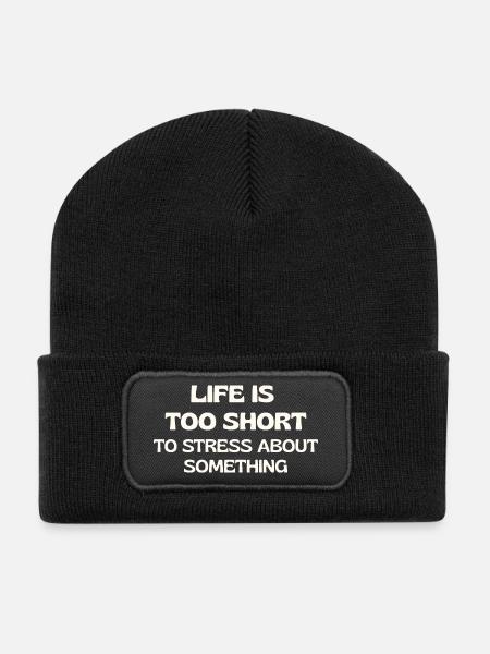 Das Leben ist zu kurz, um sich über etwas zu stressen - Recycelte Patch Beanie - Schwarz