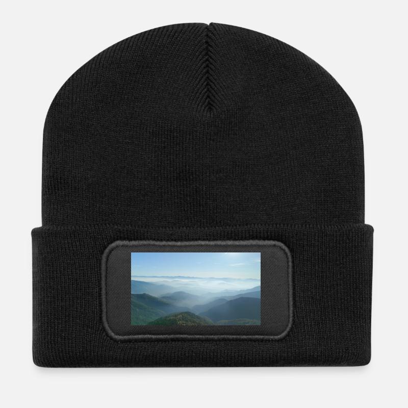 Nebelige Bergketten Morgendunst - Recycelte Patch Beanie - Schwarz