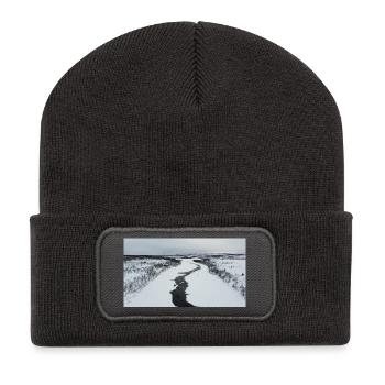 Une rivière sinueuse dans un paysage enneigé - Beanie recyclé à patch - charbon - Devant