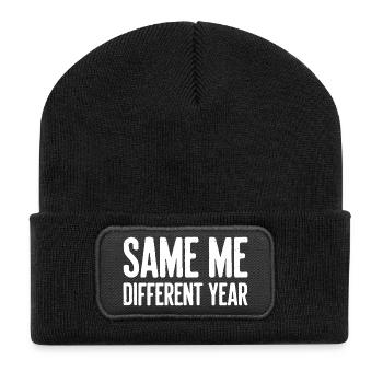 Same Me Different Year Humorvoller Slogan - Recycelte Patch Beanie - Schwarz - Vorne