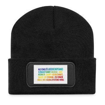 Flaschenpfand als Säule des Systems - Recycelte Patch Beanie - Schwarz - Vorne