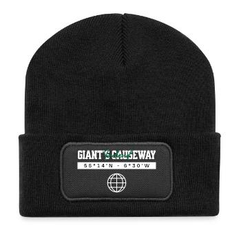 Giant’s Causeway Nordirland Koordinaten Reise - Recycelte Patch Beanie - Schwarz - Vorne