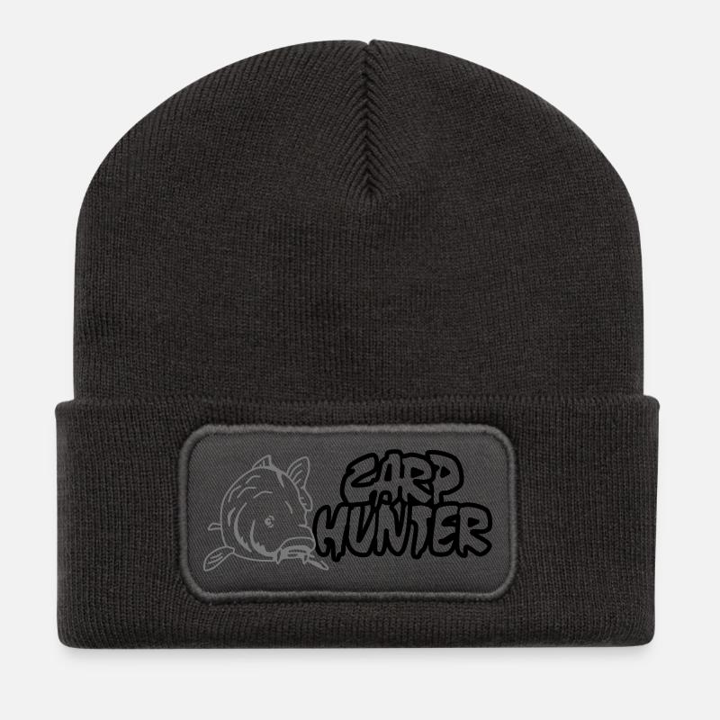 Carp Hunter, Karpfen, Jäger, Angler - Recycelte Patch Beanie - Dunkelgrau