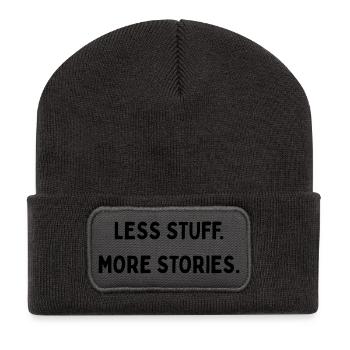 Less Stuff more Stories Minimalismus Reisen Travel - Recycelte Patch Beanie - Dunkelgrau - Vorne