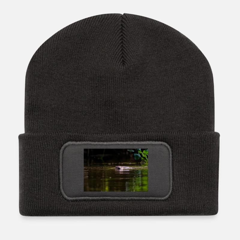 Biber schwimmt im flachen Wasser auf die Kamera zu - Recycelte Patch Beanie - Dunkelgrau