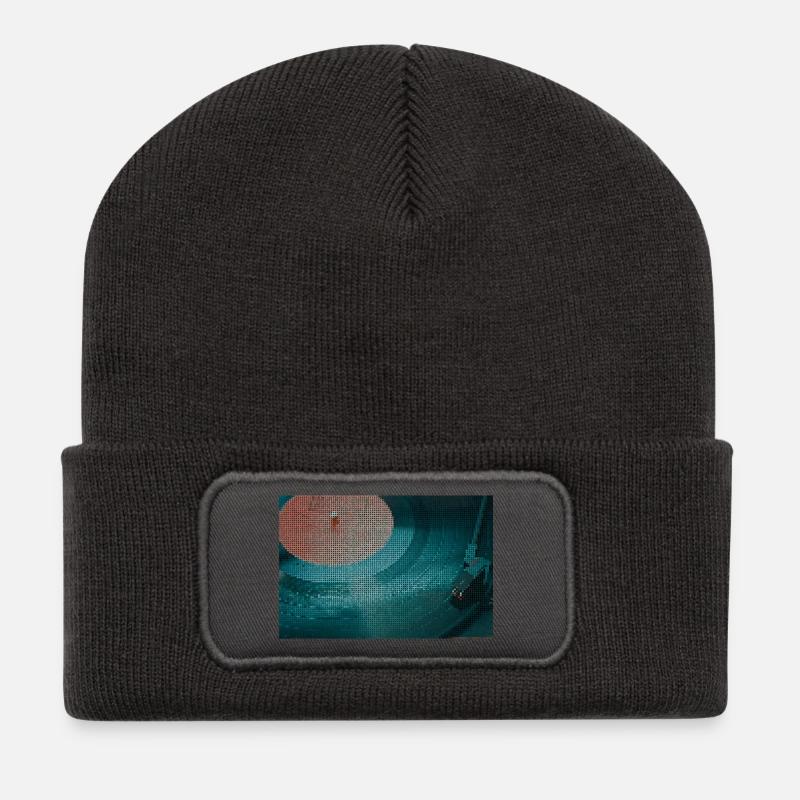 Schallplattenspieler im kurvigem Muster - Recycelte Patch Beanie - Dunkelgrau